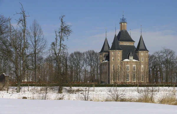 Holenderski zamek w pejzażu zimowym — Zdjęcie stockowe