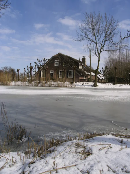 Old dutch wiejskim domu w krajobraz zimowy — Zdjęcie stockowe