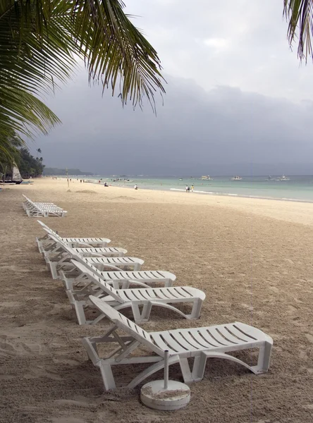 Stoelen op het strand van boracay, Filippijnen — Stockfoto