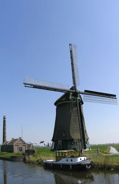 Molino de viento en un paisaje holandés — Foto de Stock