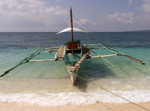 Филиппинская рыбацкая лодка — стоковое фото