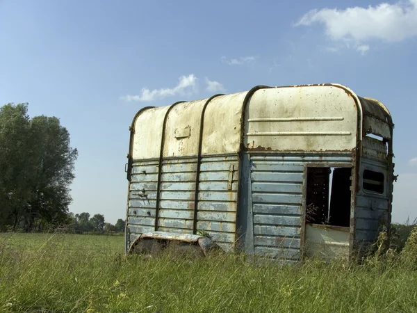 Oude verlaten paardaanhangwagen — Stockfoto