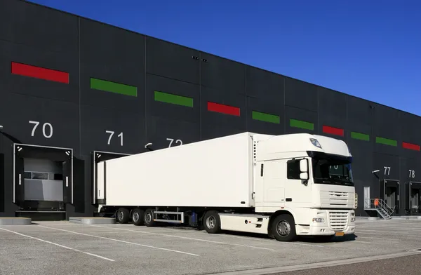 Lastbrygga för lastning och lossning av lastbilar Stockfoto