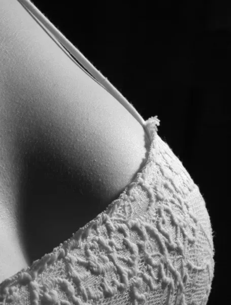 Nahaufnahme einer Brust in schwarz-weiß — Stockfoto