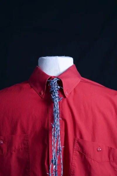 Czerwona koszula krawat Drut kolczasty — Zdjęcie stockowe