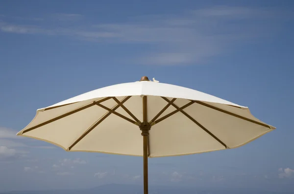 Parasoll på stranden bali, Indonesien — Stockfoto