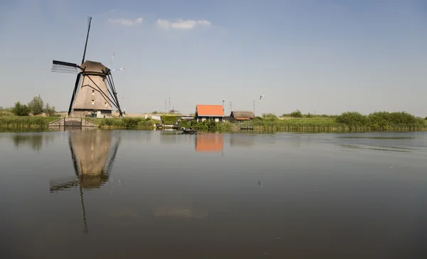 Holländsk väderkvarn i kinderdijk, holland — Stockfoto