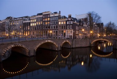 gece kanal kavşağında Amsterdam, Hollanda
