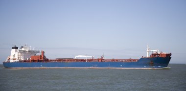 vrachtschip invoeren van de haven van rotterdam