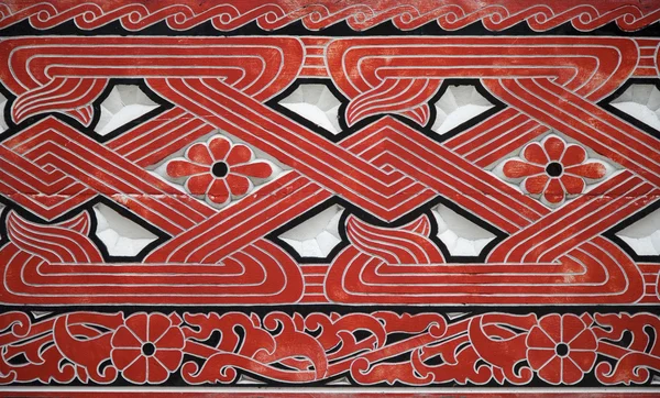 Rote Holzschnitzerei, indonesische Mauer — Stockfoto