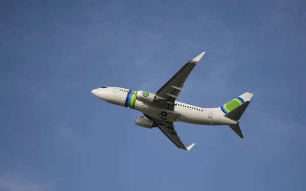Flygplan som lyfter från flygplatsen schiphol, amsterdam — Stockfoto