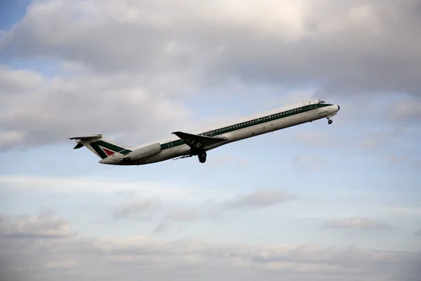 Flygplan som lyfter från flygplatsen schiphol, amsterdam — Stockfoto