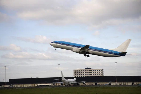 Samolot startuje z lotniska schiphol w Amsterdamie — Zdjęcie stockowe