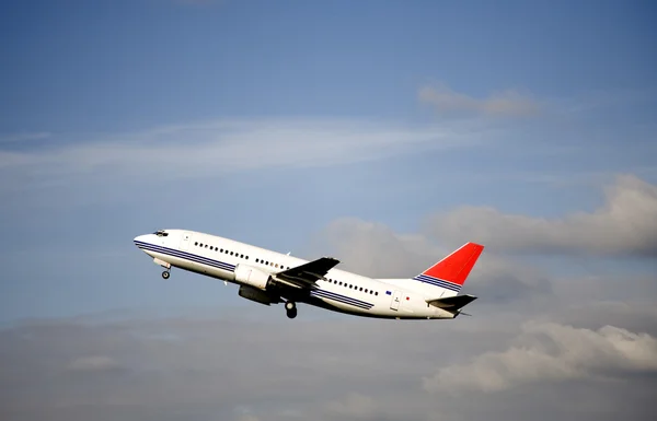 Flygplan som lyfter från flygplatsen schiphol, amsterdam — Stockfoto