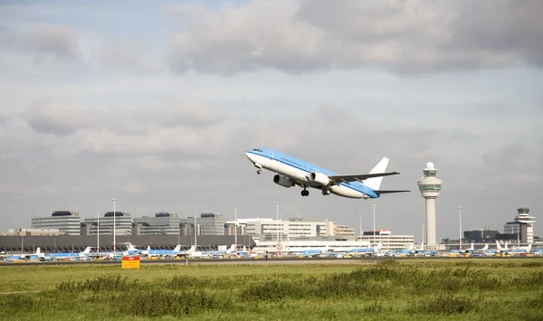 Samolot startuje z lotniska schiphol w Amsterdamie — Zdjęcie stockowe