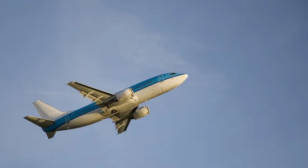 Flygplan som lyfter från flygplatsen schiphol, amsterdam — Stockfoto