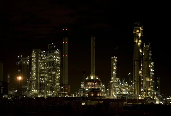 Nachtaufnahme einer Raffinerie in Pernis, nahe Rotterdam, Holland — Stockfoto