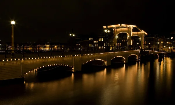 El Magere Brug de noche en Amsterdam, Holanda — Foto de Stock