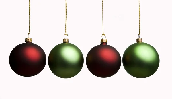 Bolas de Natal verdes e vermelhas em um fundo branco — Fotografia de Stock
