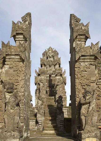 Balinéskou chrámu pura maduwe karang — Stock fotografie