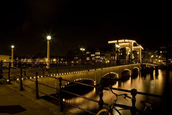 O Magere Brug à noite em Amsterdã, Holanda — Fotografia de Stock