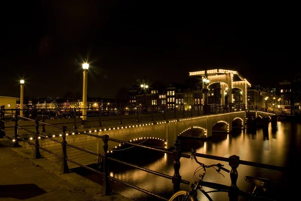 Magere brug w nocy w amsterdam, Holandia — Zdjęcie stockowe