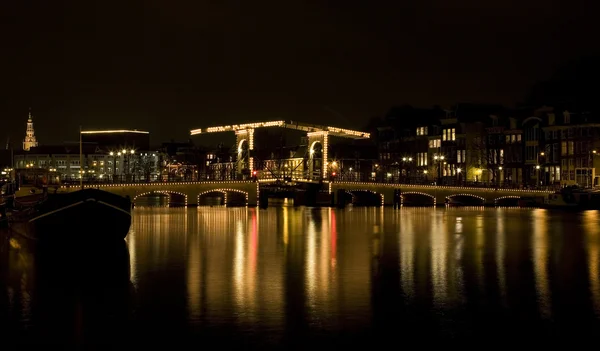 O Magere Brug à noite em Amsterdã, Holanda — Fotografia de Stock