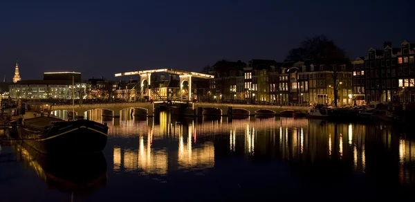 O Magere Brug à noite em Amsterdã, Holanda — Fotografia de Stock