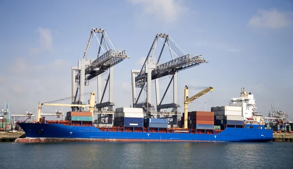 Navio porta-contentores no porto de Roterdão — Fotografia de Stock