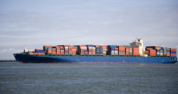 Embarcación de contenedores en el puerto de Rotterdam — Foto de Stock