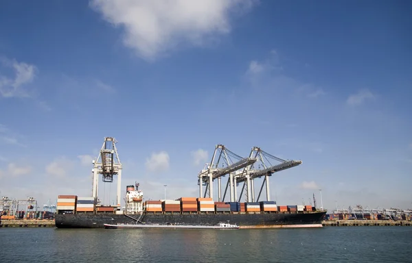 Navio porta-contentores no porto de Roterdão — Fotografia de Stock