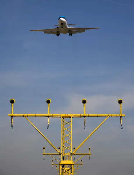 Самолет приближается к аэропорту Схипхол, Амстердам, Голландия — стоковое фото