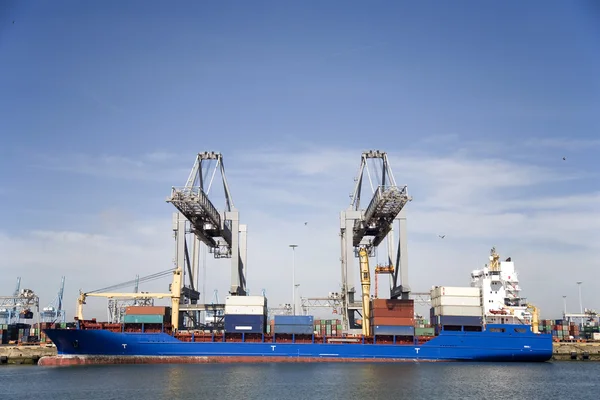 Navio porta-contentores no porto de Roterdão — Fotografia de Stock