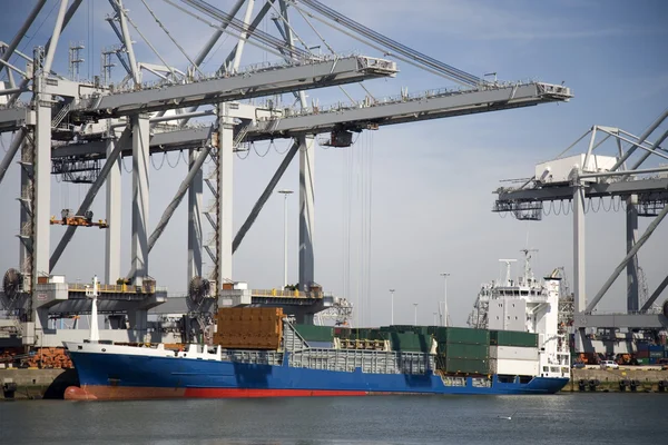 Containerfartyg på Rotterdams hamn — Stockfoto