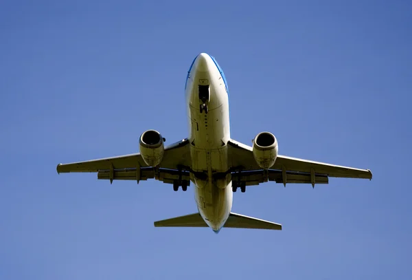 Repülőgép közeledik a Schiphol repülőtér, Amszterdam, Hollandia — Stock Fotó