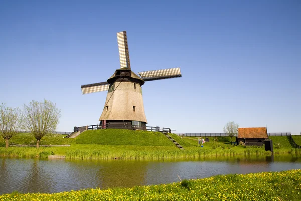 Historiska holländsk väderkvarn — Stockfoto