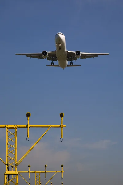 Samolot zbliża się schiphol airport, amsterdam, Holandia — Zdjęcie stockowe