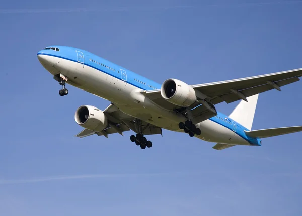 Avião pousando no Aeroporto de Schiphol, Amsterdã, Holanda — Fotografia de Stock