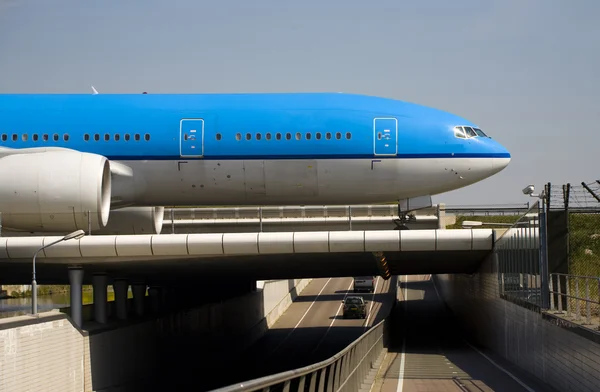 Taxiing de um avião no Aeroporto de Schiphol, Amsterdã, Holanda — Fotografia de Stock
