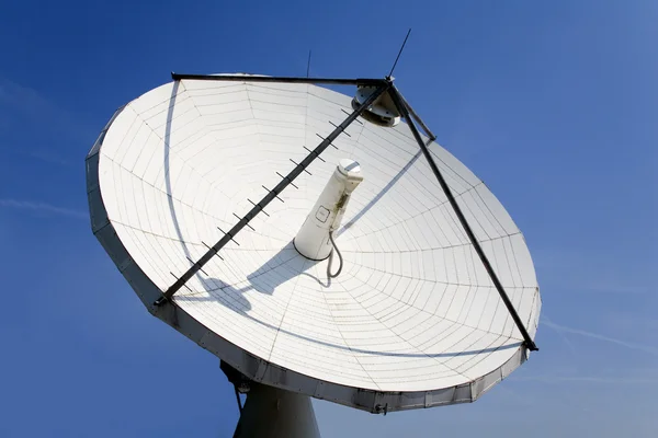 Telescópio de televisão contra um céu azul — Fotografia de Stock