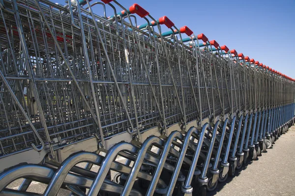 Carritos de compras en una fila —  Fotos de Stock