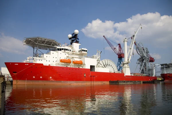 Гибкий трубопровод и строительное судно для глубоководных операций — стоковое фото