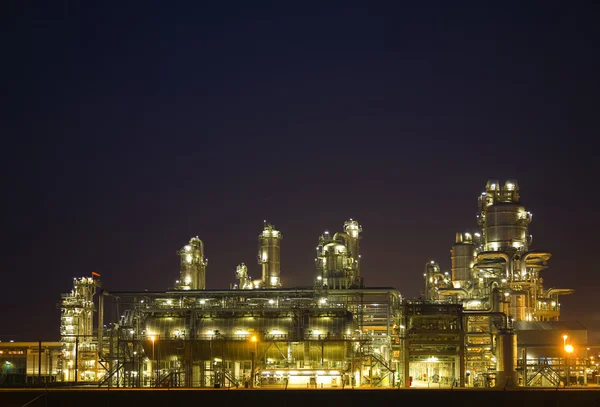 Refinería por la noche en el Puerto de Rotterdam, Europoort, Holanda — Foto de Stock