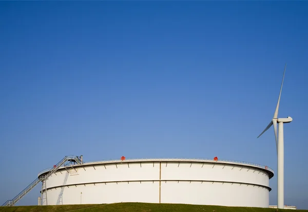 Olie-opslag en moderne windturbine in de haven van rotterdam, Nederland — Stockfoto