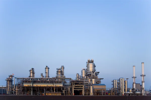 Refinaria à noite no Porto de Roterdão, Europoort, Holanda — Fotografia de Stock