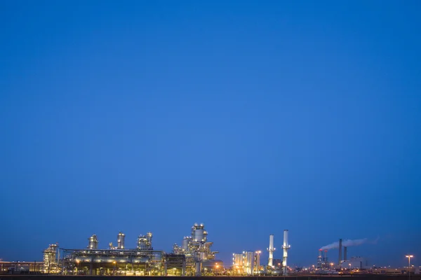 Refinería por la noche en el Puerto de Rotterdam, Europoort, Holanda — Foto de Stock