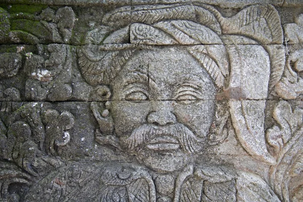 Stenen reliëf snijwerk op pura maduwa karang — Stockfoto