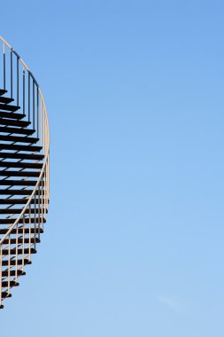 merdiven üzerinde yağ depolama tankı