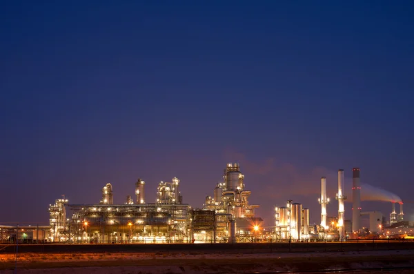 Raffinaderij 's nachts in de haven van rotterdam, europoort, holland — Stockfoto