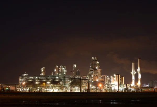 Raffinaderij 's nachts in de haven van rotterdam, europoort, holland — Stockfoto